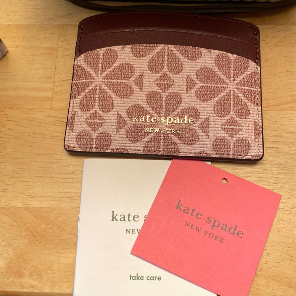 Katie Spade wallet. Can be used to hold credit cards , ID and money.